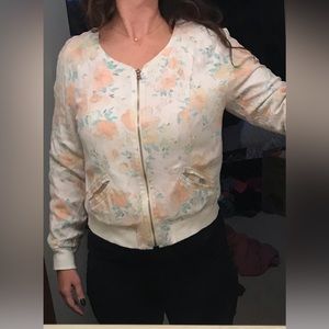 Very pretty spring bomber jacket with pockets, soft